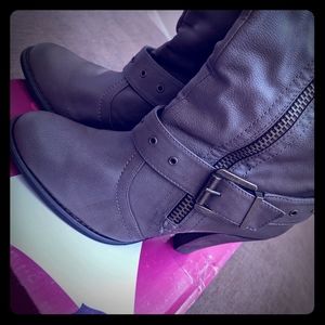 Ladies boots with small heel